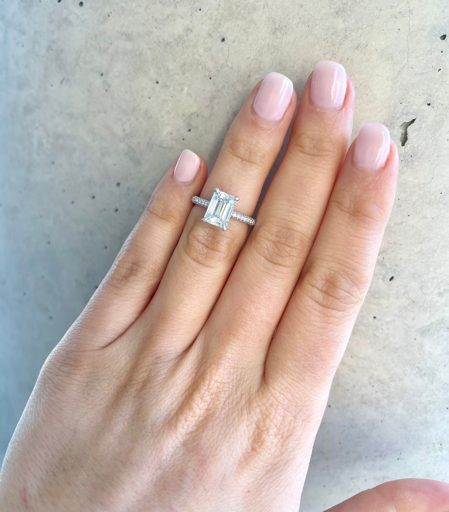 Bague de fiançailles taille émeraude avec anneau pavé à 3 rangs
