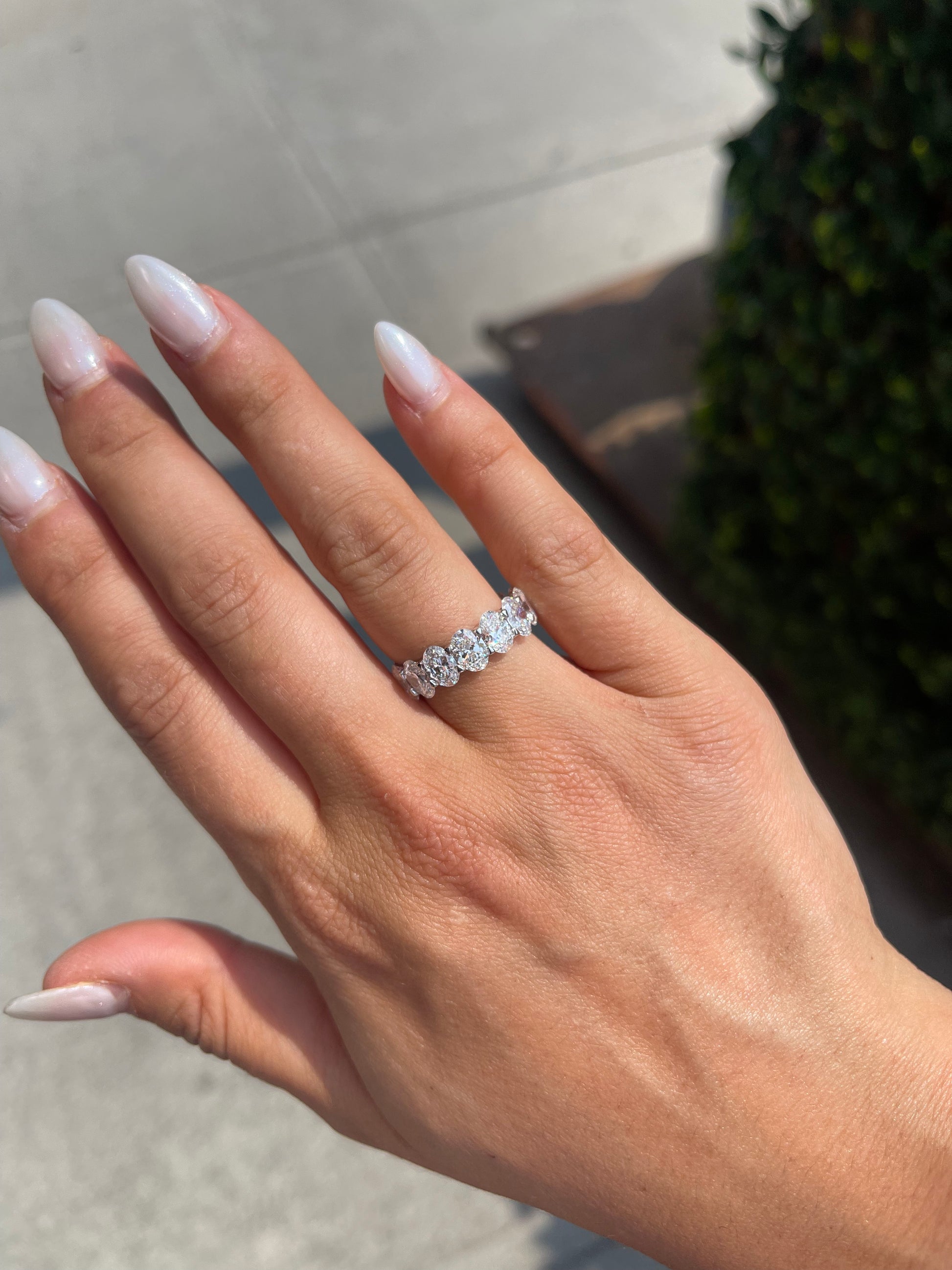 Jonc d'éternité ovale en diamant - Main Image